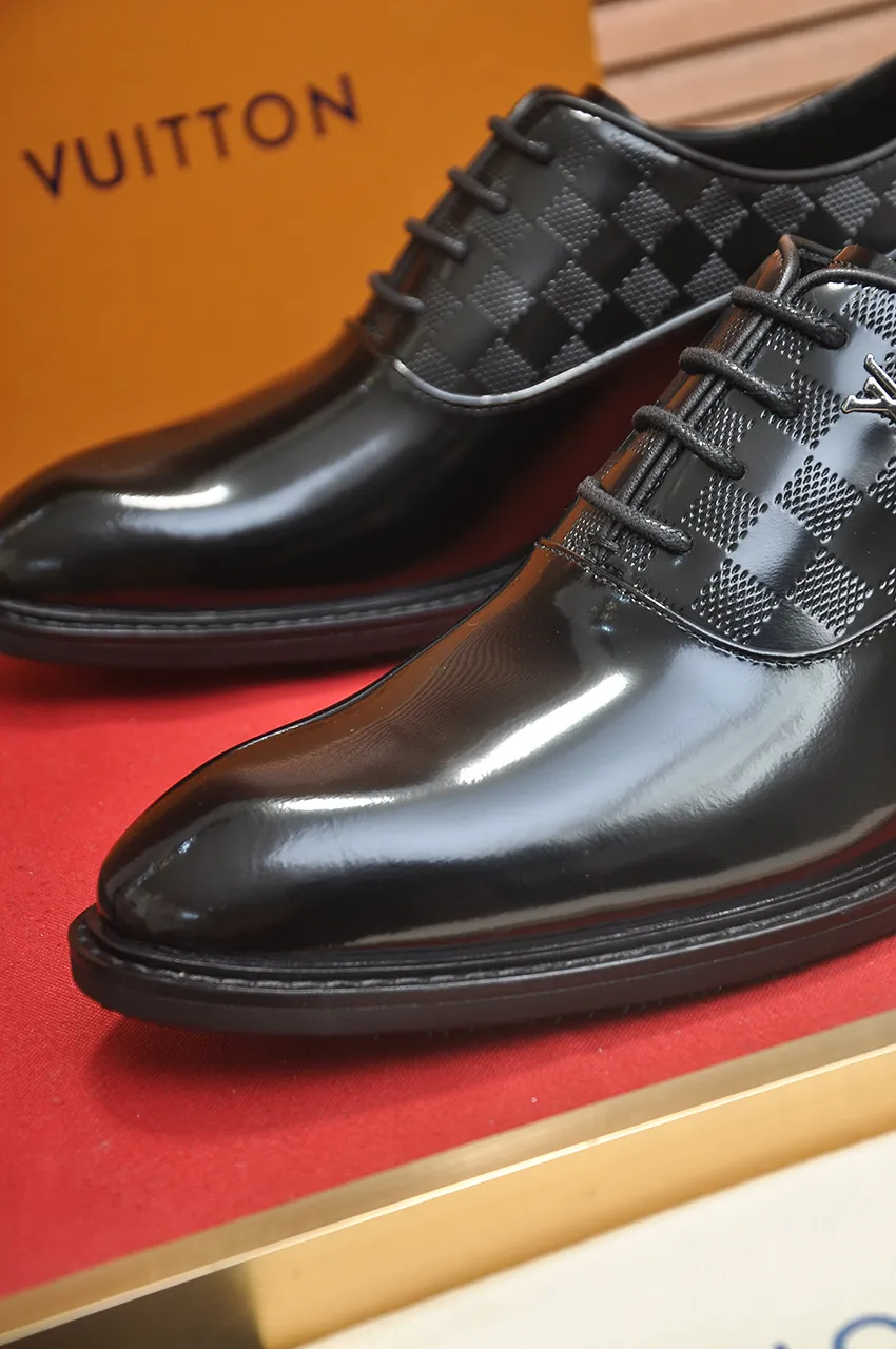 Men's men's shoes 💰460💶 [LV] (all high-end sheep lining) 🍀LV's latest genuine leather business suit shoes are launched simultaneously on the official website. The first-layer cowhide imported from Italy is made of heavy gold, 💥official website 1:1 rubber outsole. Versatile to wear, high-end without losing class, and the color combination is extraordinary. This four-season style is alluring when worn on your feet, showing off your big-name flair. Standard code 38-45 (45 customized)